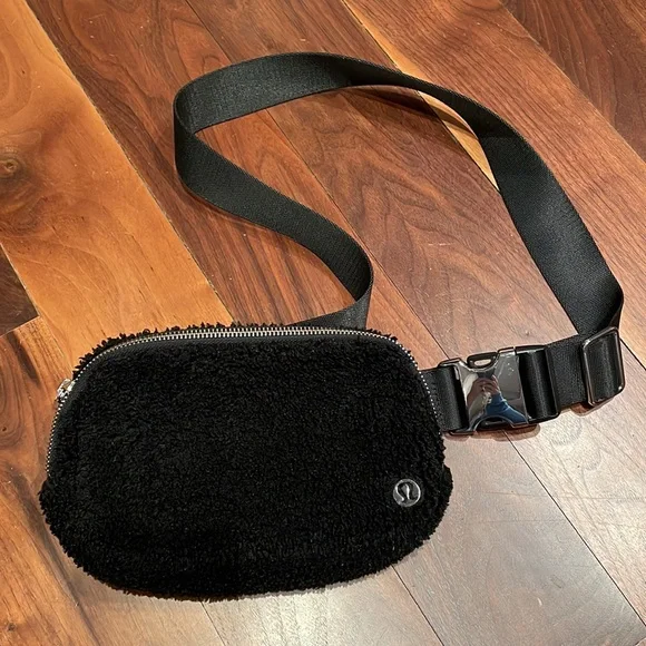 Lululemon Everywhere Fleece Belt Bag - Picture 2 of 5